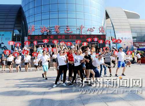 創(chuàng)文“快閃”。姚艾青 攝